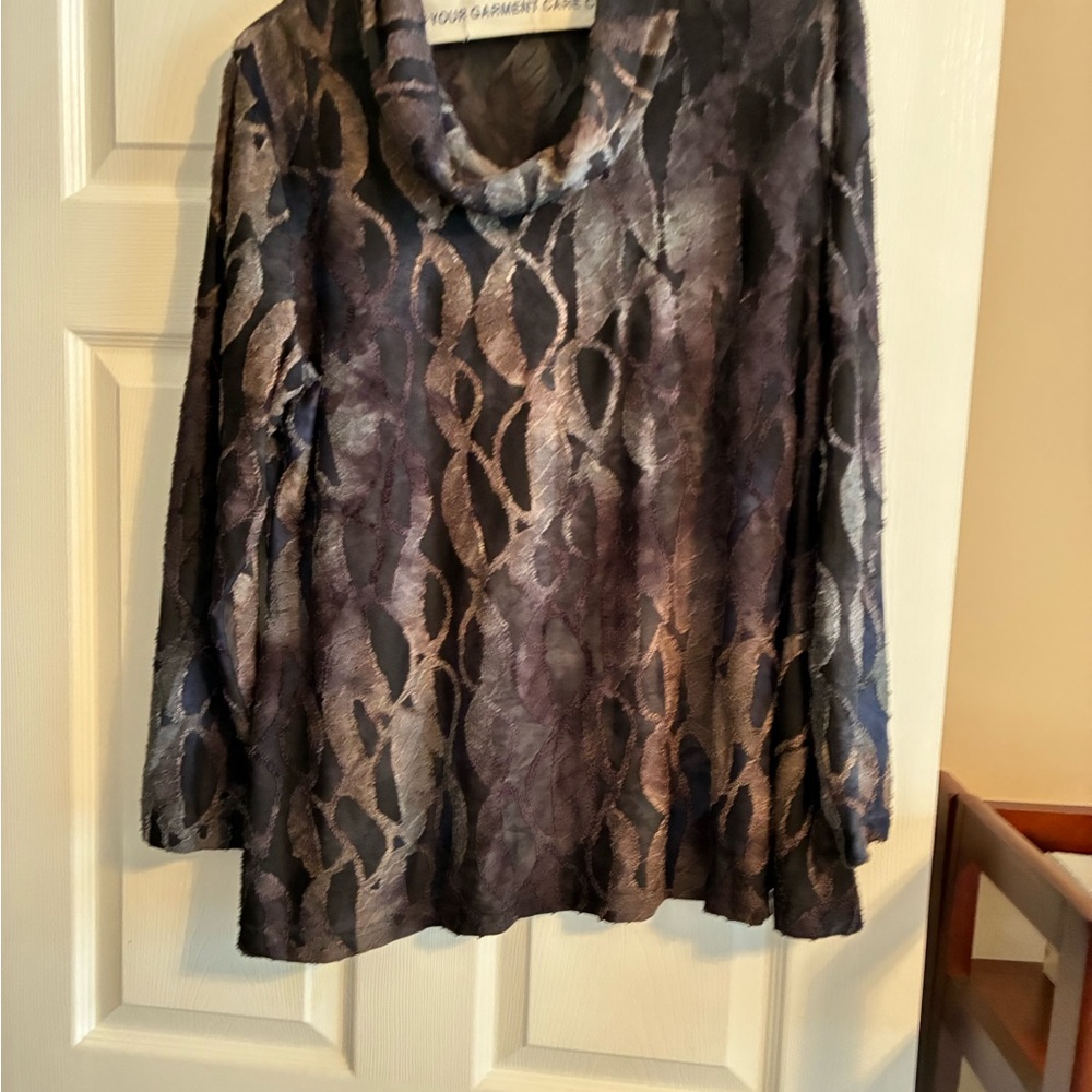 Elegant Women's Patterned Top